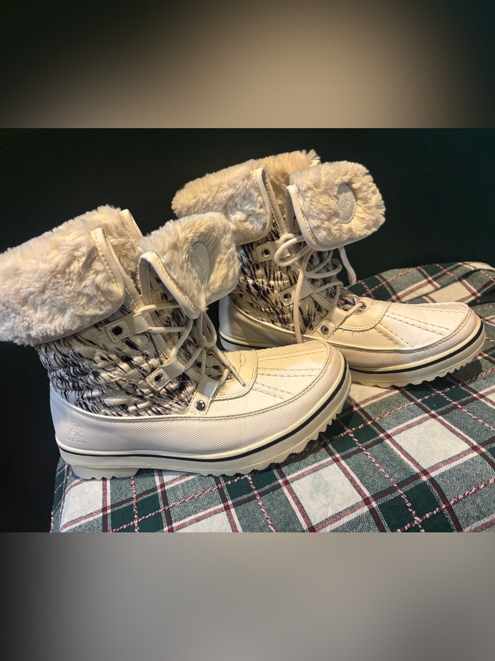 EUC Women's White Faux-Fur Winter Lace-Up Boots